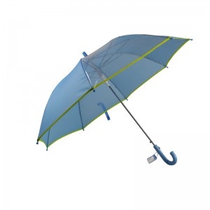 한 패널을 통해 파란색 광고 우산을 참조하십시오.
